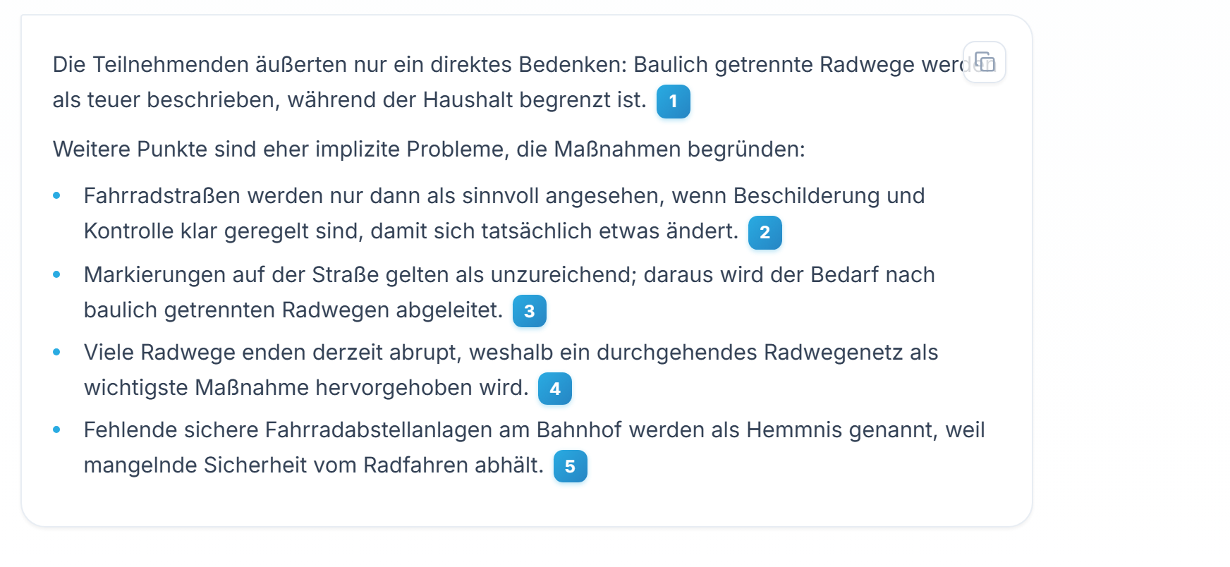 Eine Co-Pilot-Antwort mit Aufzählungspunkten, die jeweils mit einer nummerierten Quellenangabe enden — ein Klick öffnet die Quelle.
