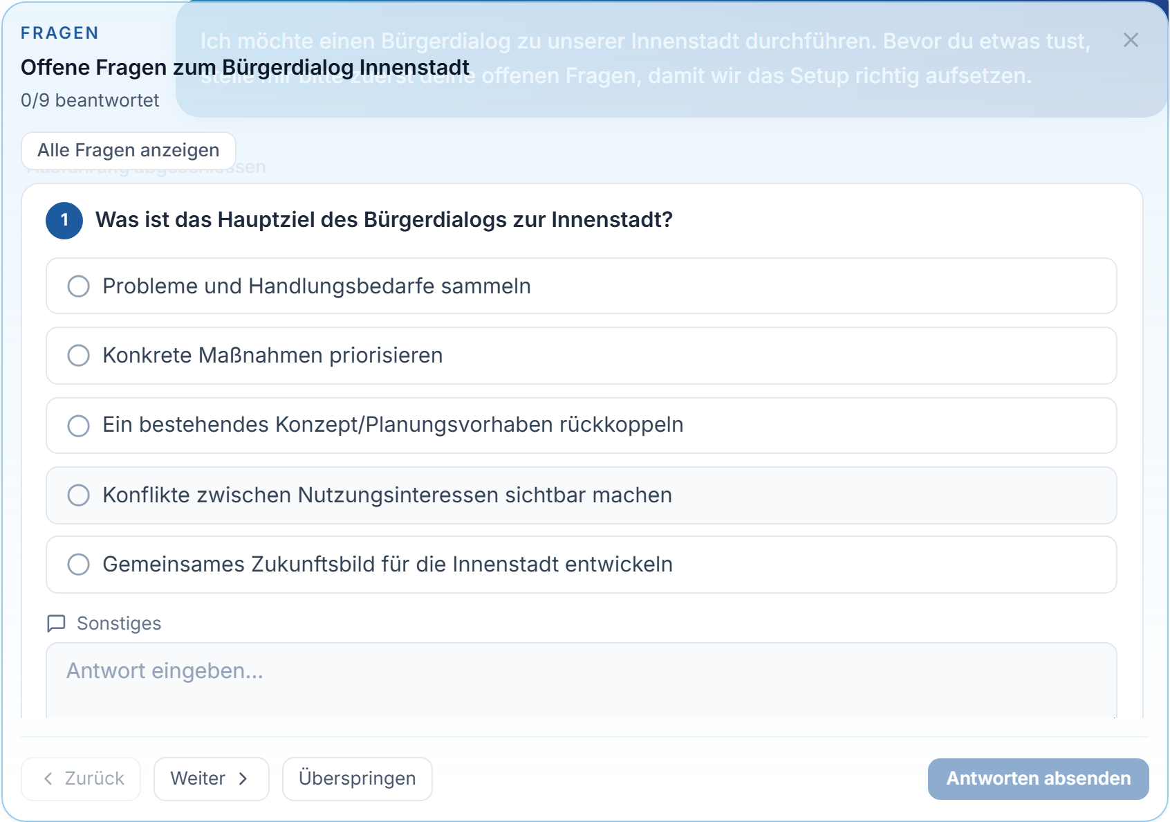 Die Karte „Fragen“ mit einer Multiple-Choice-Frage, dem Freitextfeld „Sonstiges“ und den Schaltflächen „Zurück“, „Weiter“, „Überspringen“ und „Antworten absenden“.