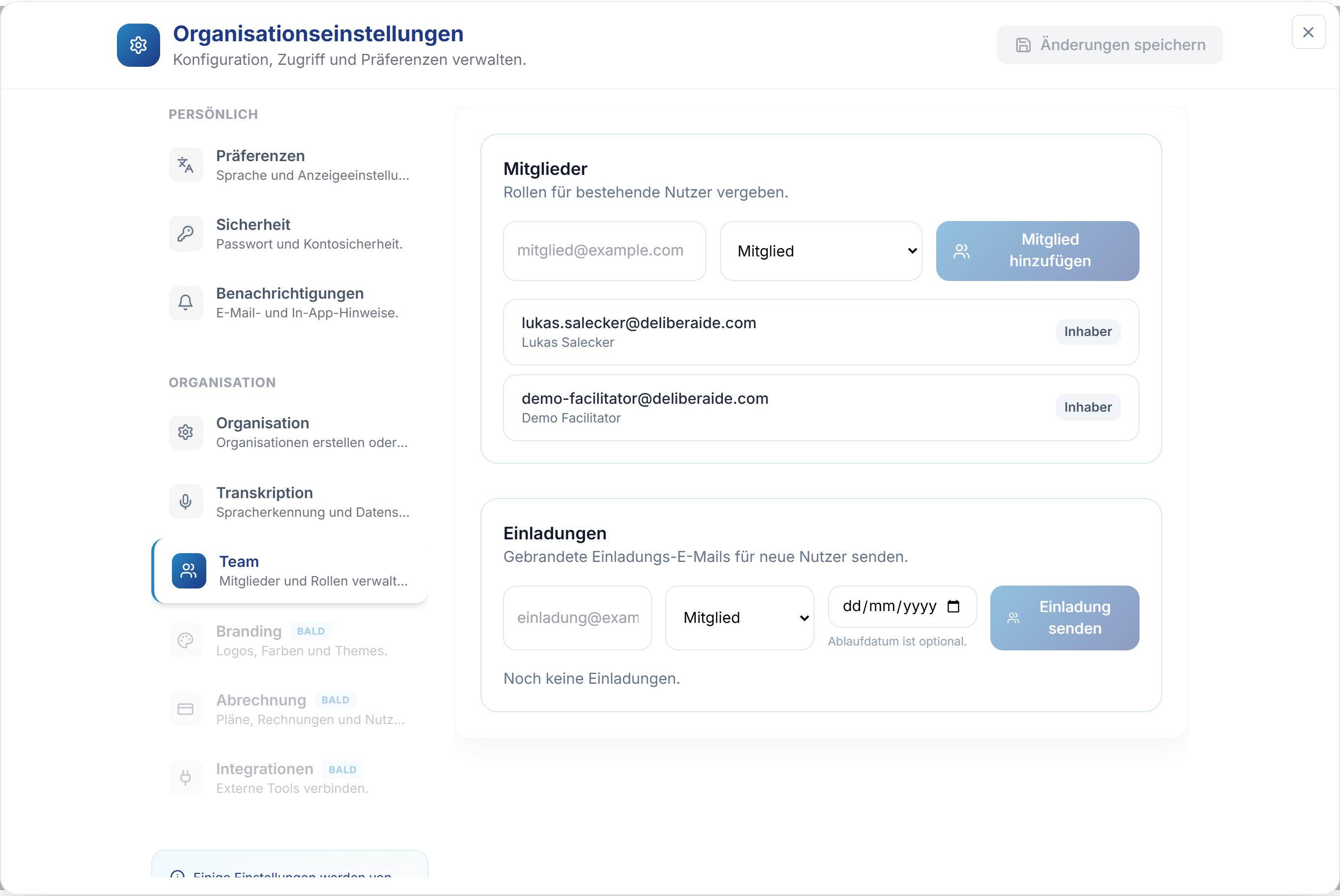 Die Team-Seite in den Einstellungen: Unter Mitglieder fügen Sie eine Person mit E-Mail und Rolle hinzu, unter Einladungen versenden Sie Einladungen.