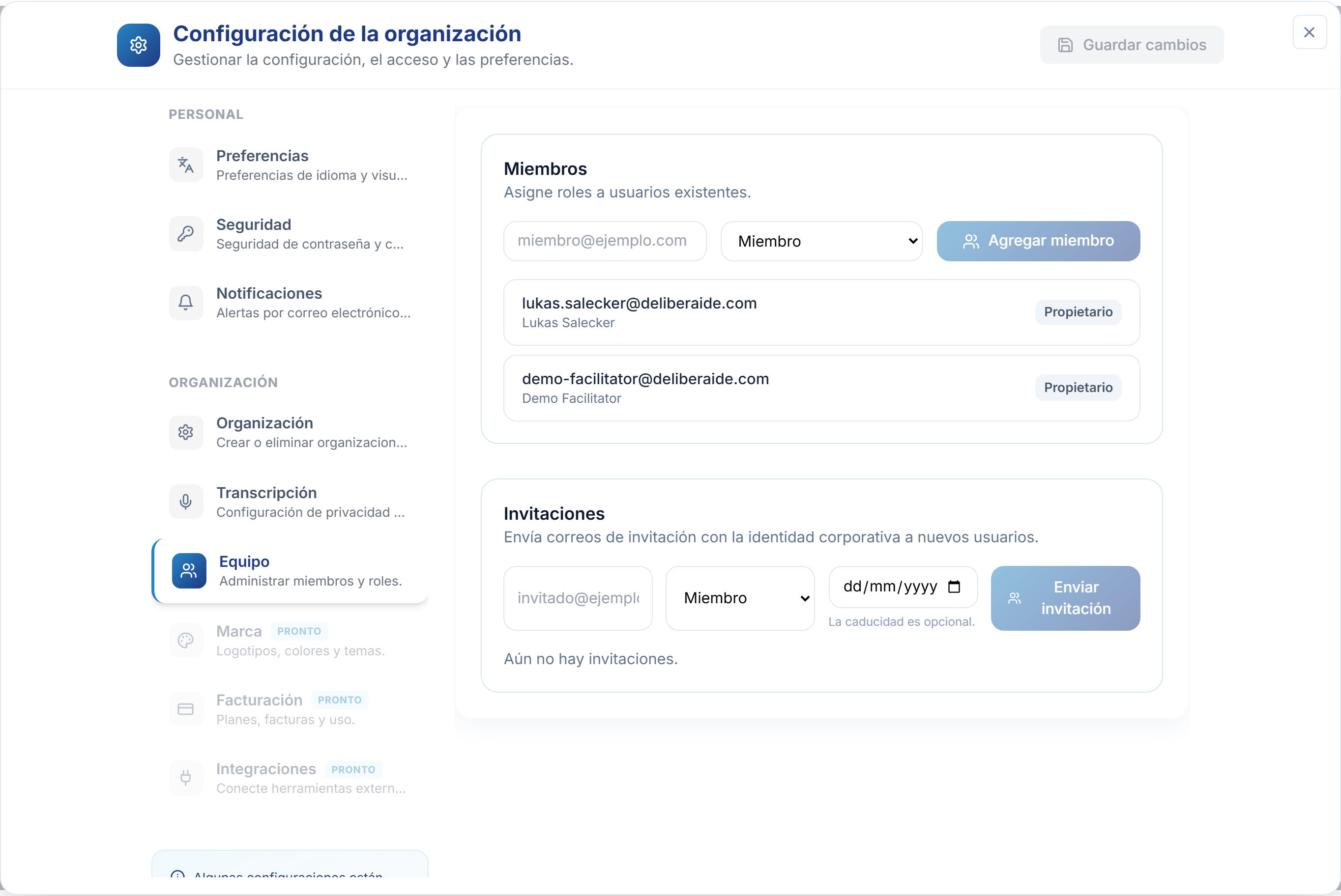 La página Equipo en Ajustes: agregue a una persona en Miembros con correo y rol, y envíe invitaciones en Invitaciones.